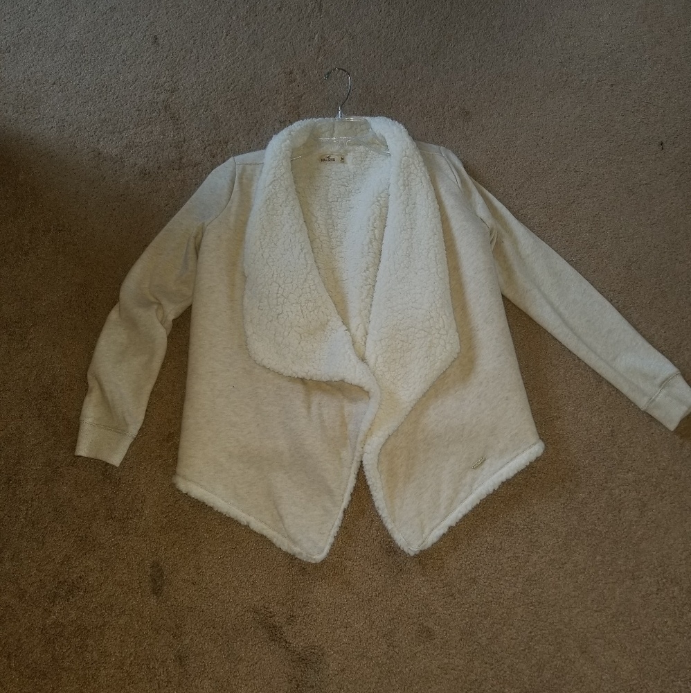 Hollistee Beige furry cardigan size M